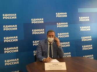 Владимир Попков провел плановый дистанционный прием граждан в формате прямой телефонной линии
